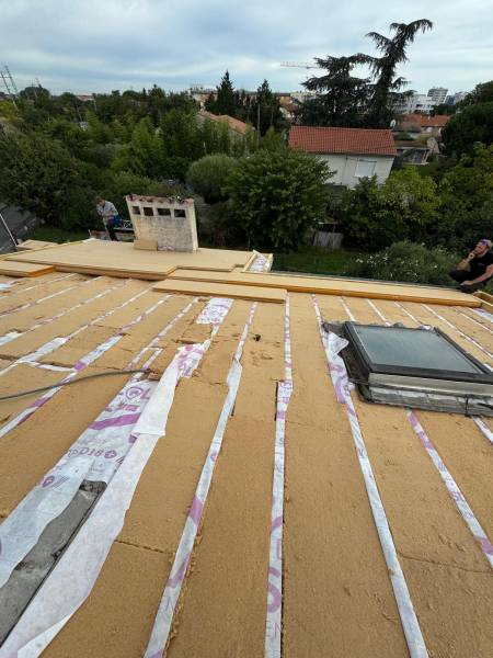 Réalisation en cour de réfection de la toiture avec la d'un isolant en fibre de bois, éligible au aide de l'état par les 2 charpentiers, artisan RGE sur Albi. 