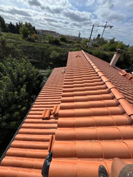 Fourniture et pose de la couverture en tuile DC12 a Albi, par les 2 charpentiers. 