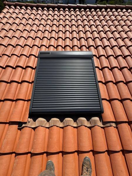 Pose de fenêtre de toit velux , par les 2 charpentiers, artisan RGE a Albi. 