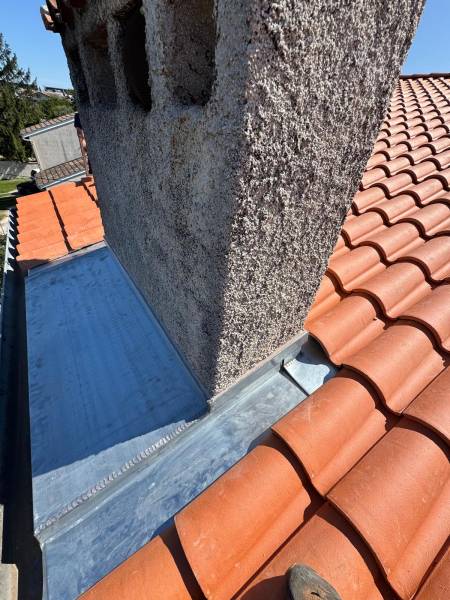 Réalisation d'un entourage de cheminée sur mesure en zinc naturel pour une étanchéité parfaite, par les 2 charpentiers, artisans sur Albi.  