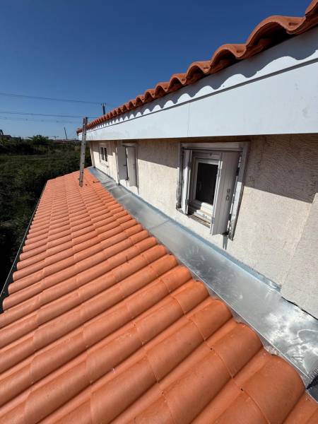 Réalisation des habillages de planches de rives en alu blanc, du fronton en zinc et de la couverture en tuile DC12 par les 2 charpentiers, RGE a Albi. 