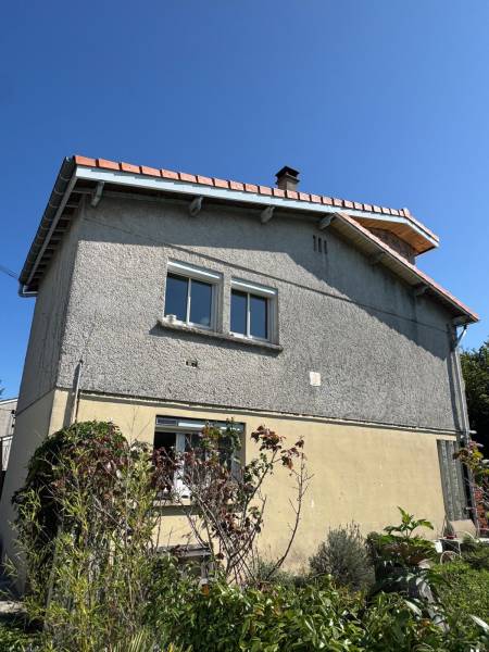 Fin de chantier, avec la vue sur les habillages de planche de rive en alu blanc par les 2 charpentiers a Albi. 