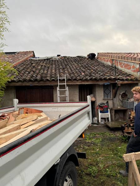 Vue de la maison avant notre intervention de réfection de la toiture par les 2 charpentiers proche d'Albi 