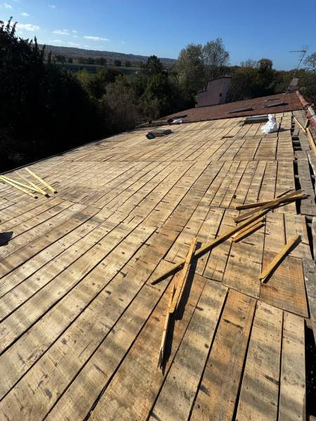 Dépose complete de l'ancienne couverture en tuile pour remplacement en tuile mecanique DC12 et isolation des rampants par l'extérieur par les 2 charpentiers, artisan RGE sur Albi et ses alentours 