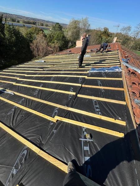 Pose en cour de l'isolant souple triso toiture de chez Actis par les 2 charpentiers, artisan RGE proche d'Albi. 