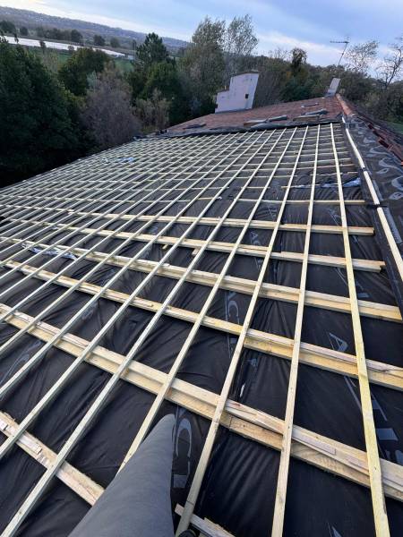 Pose des liteaux tuiles sur l'isolant souple de chez Actis éligible au aide de l'état, par les 2 charpentiers artisan RGE sur Albi et ses alentours. 