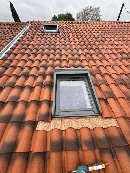 Rénovation des deux fenêtres de toit velux, par les 2 charpentiers, artisan RGE et installateur conseil a Albi est ses alentours.  