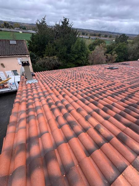Fin des travaux sur la couverture en tuile DC12 de chez Térreal ,a Albi par les 2 charpentiers, artisan RGE. 