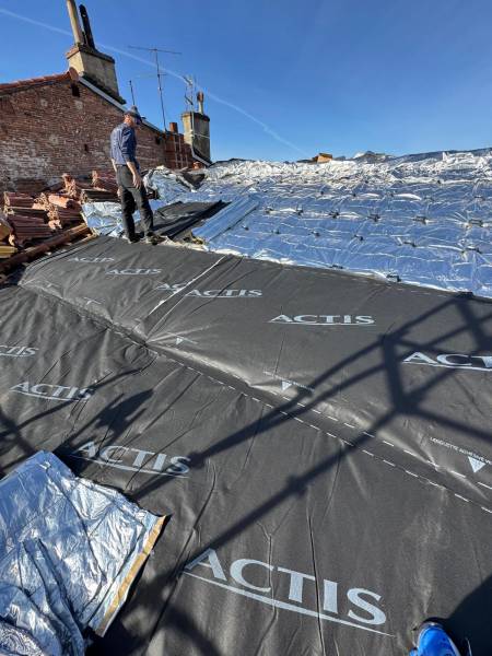 Fourniture et pose d'un isolant reconnu par les aides de l'état ma prime renov et les CEE par les 2 charpentiers a Albi.Artisan RGE