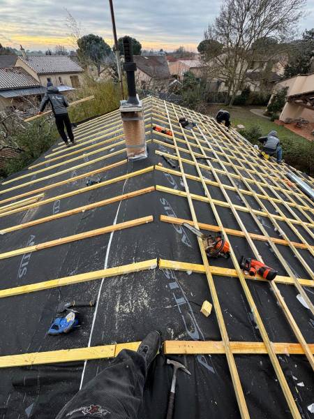 Réalisation d'une toiture complète avec isolation des ramapants en isolant souple de chez Actis, éligible au aides de l'état par les 2 charpentiers ,artisan RGE a Couffouleux. 