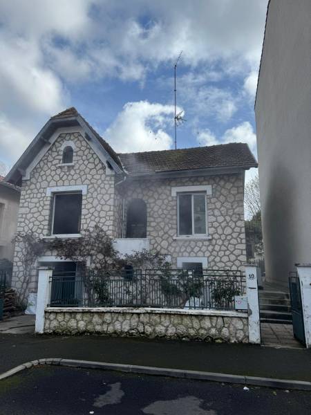 Vue de la maison avant le démarrage des travaux par les 2 charpentiers ,artisan RGE a Couffouleux