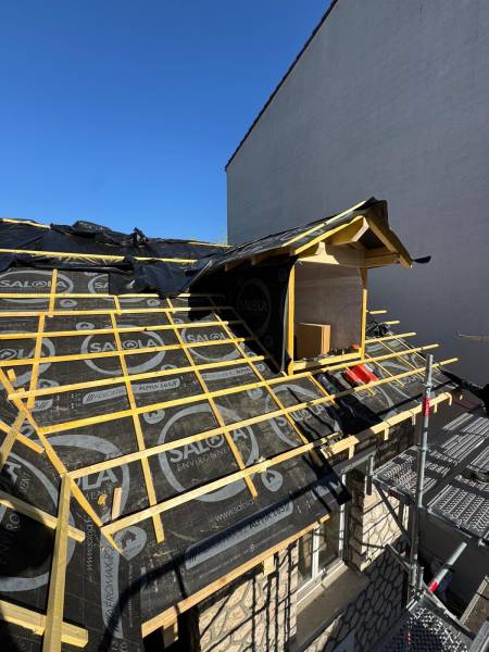 Rénovation complète de la toiture, mise en place d'un écran sous toiture, et des liteaux pour support de la couverture en tuile, par les 2 charpentiers, artisan RGE a Couffouleux proche de Bessieres 