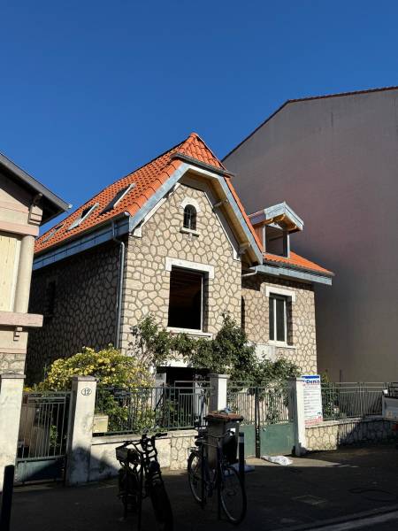 Réfection de la couverture en tuile, habillage de planche de rive en zinc et pose de gouttières en zinc,par les 2 charpentiers, artisans a Couffouleux, proche de st Sulpice la pointe   