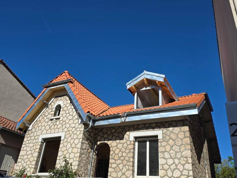 Rénovation complet de la toiture, avec habillage de planche de rive en zinc, entourage de lucarnes en zinc sur mesure, pose de gouttière en zinc et changement de la tuile par les 2 charpentiers , artisan a Couffouleux, proche de st Sulpice la pointe 